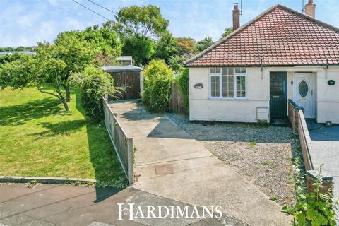 2 bed property, in Jubilee Road, £235,000