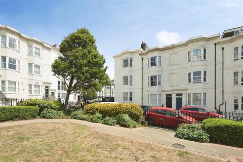 2 bed property, in Clarence Square, £220,000