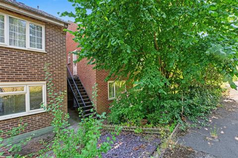 2 bed property, in Ferry Lodge, £95,000