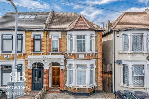 2 bed property, in Coventry Road, £325,000