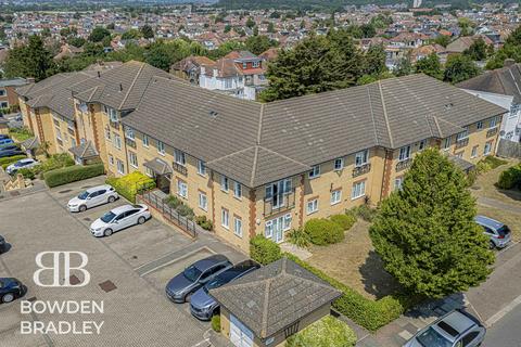2 bed property, in Herent Drive, £300,000