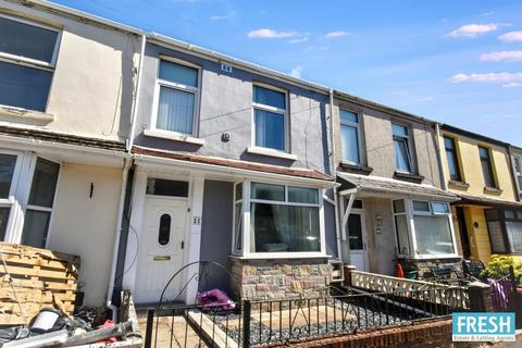 3 bed property, in Strawberry Place, £189,950