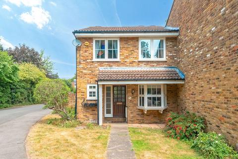 4 bed property, in Holmsdale Close, £650,000