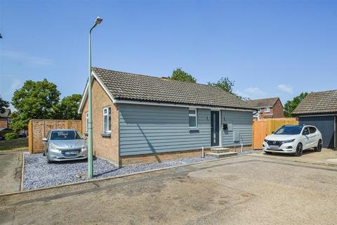 2 bed property, in Lundy Close, £350,000