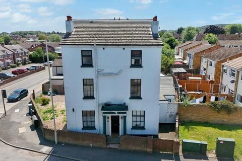 9 bed property, in Holyhead Road, £325,000