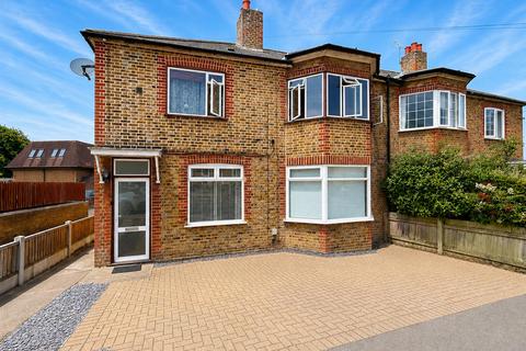 2 bed property, in Kings Chase, £350,000