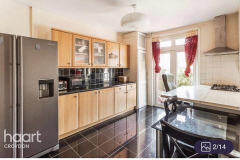 3 bed property, in Pemdevon Road, £425,000