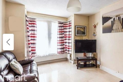 3 bed property, in Pemdevon Road, £425,000