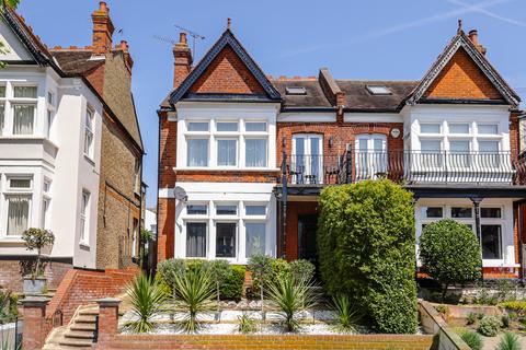 2 bed property, in Canewdon Road, £375,000