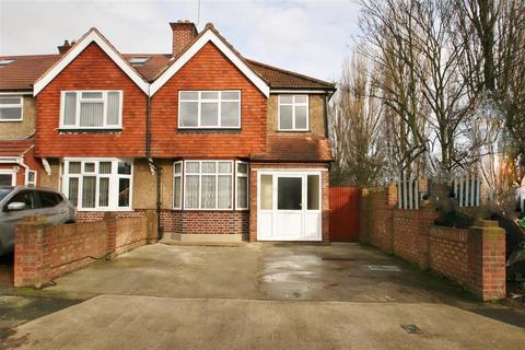 3 bed property, in Shaftesbury Waye, £599,950