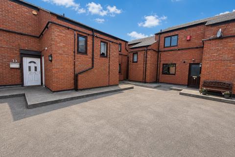 1 bed property, in Downlands Court, £160,000