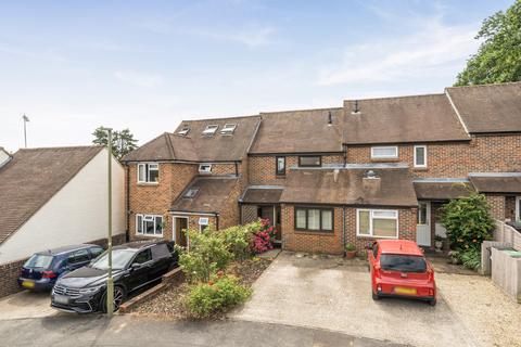 2 bed property, in The Close, £475,000