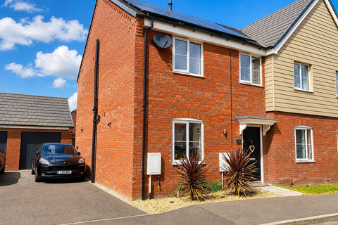 3 bed property, in Balmoral Way, £234,995