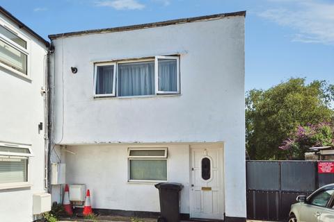 2 bed property, in Melbourne Street West, £180,000