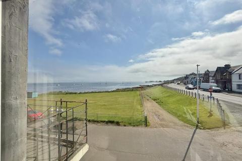 3 bed property, in Upper Flat, £200,000