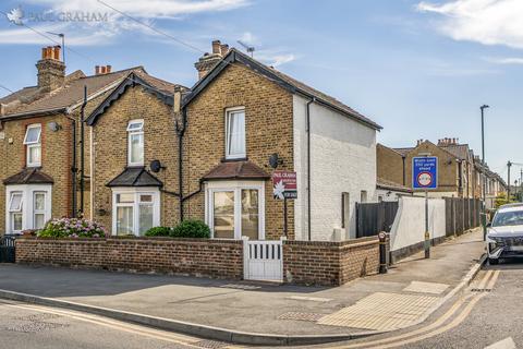 2 bed property, in Green Wrythe Lane, £450,000