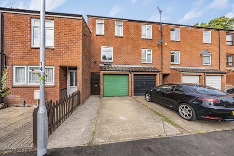 3 bed property, in Manor Waye, £450,000