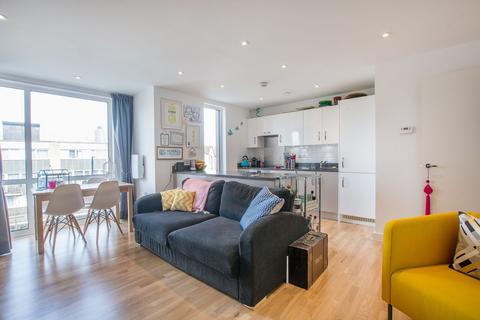 1 bed property, in Lighterage Court, £225,000