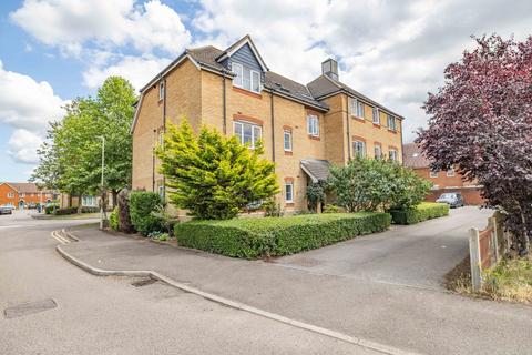 2 bed property, in Blackthorn Road, £160,000