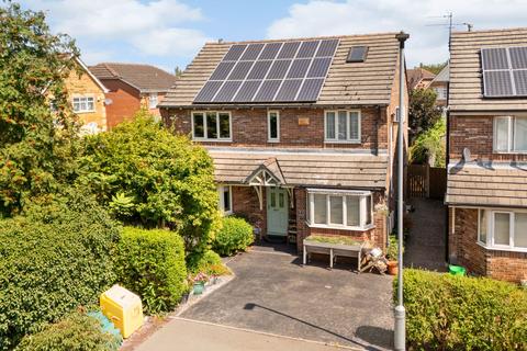 4 bed property, in Moorlands Court, £375,000
