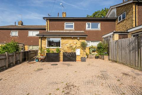 3 bed property, in Barretts Road, £435,000