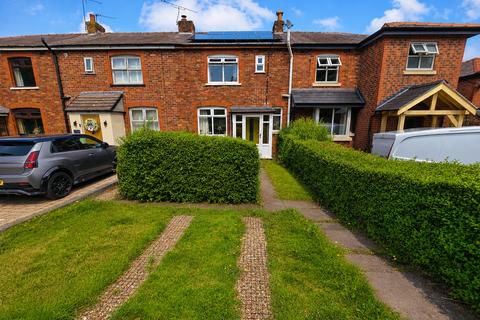 2 bed property, in Farley Lane, £190,000