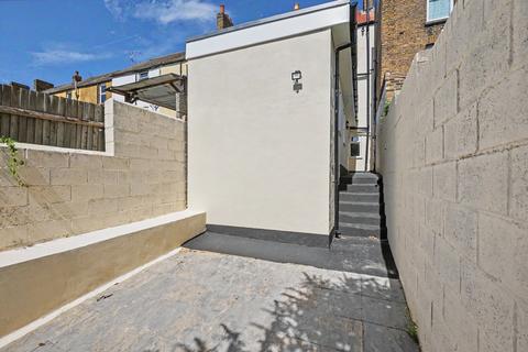 3 bed property, in Flat 1, £220,000