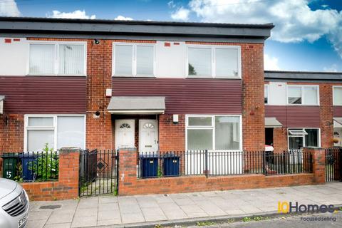 2 bed property, in Sandhoe Gardens, £65,000