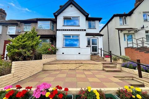 3 bed property, in Whitton Avenue East, £600,000
