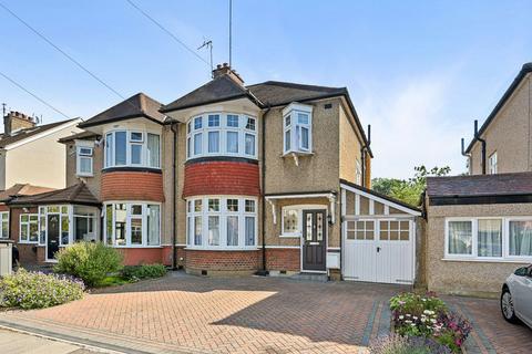 3 bed property, in Lancaster Road, £685,000