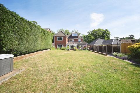 5 bed property, in Lynden, £875,000