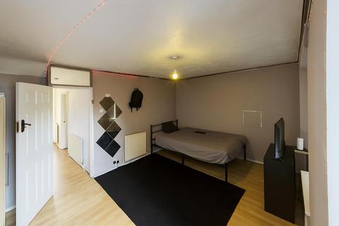 3 bed property, in Victoria Road, £400,000