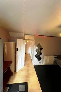 3 bed property, in Victoria Road, £400,000