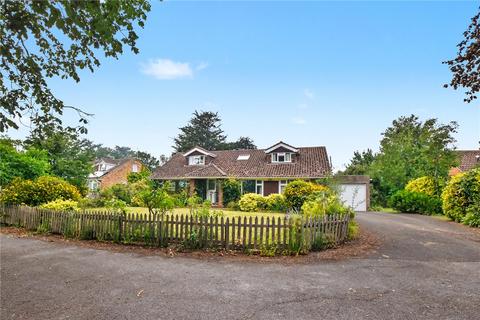 5 bed property, in Manor Drive, £625,000