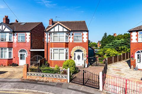 3 bed property, in Royal Avenue, £425,000
