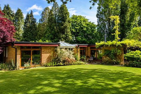 5 bed property, in Brueton Avenue, £900,000