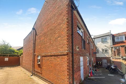 1 bed property, in New Street, £100,000