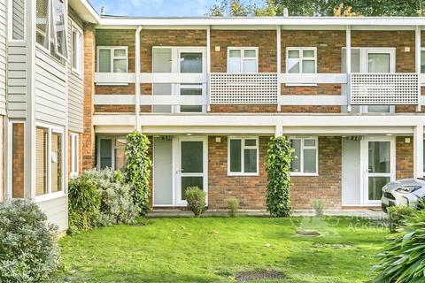 1 bed property, in Cross Lanes, £200,000