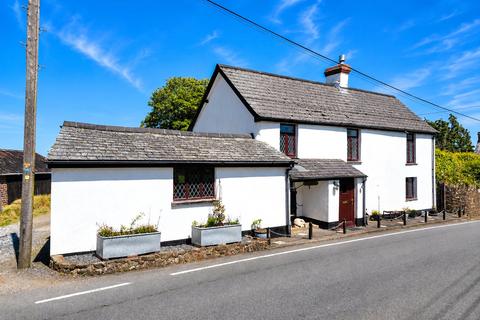 3 bed property, in Chilsworthy, £320,000
