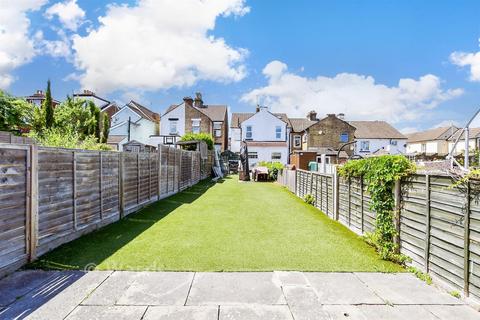 2 bed property, in Bell Lane, £260,000