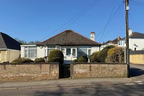 2 bed property, in Kings Head Hill, £200,000