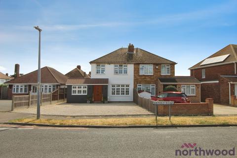 3 bed property, in Arnold Road, £325,000