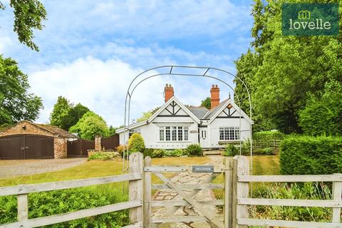 5 bed property, in Waltham Road, £325,000