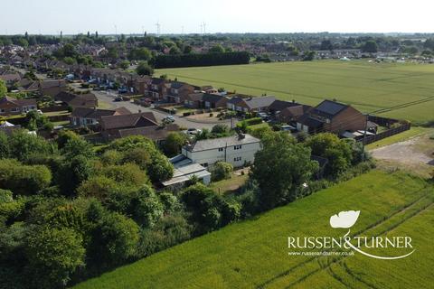 3 bed property, in New Road, £325,000