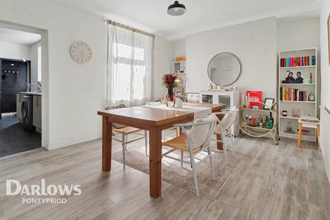 3 bed property, in Rees Terrace, £180,000