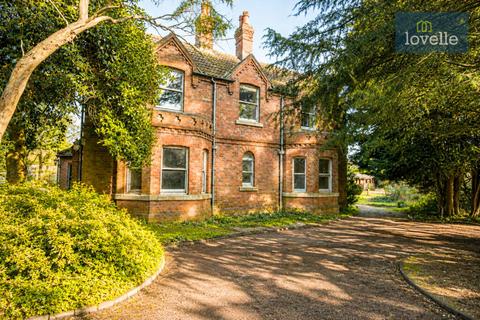 6 bed property, in Church End, £475,000