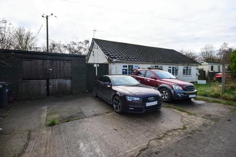 4 bed property, in Main Road, £205,000