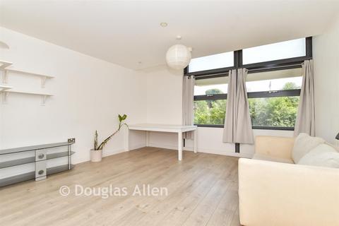 2 bed property, in Edinburgh Gate, £260,000
