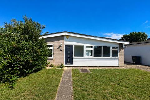 2 bed property, in Queens Drive, £240,000