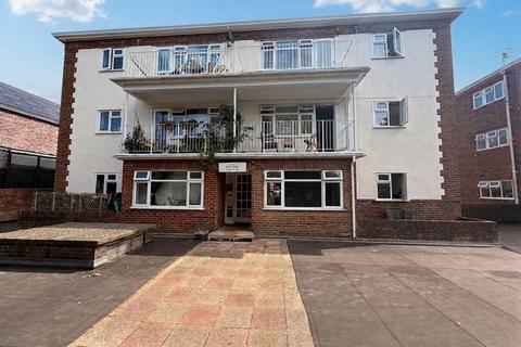 2 bed property, in Dyke Road, £325,000